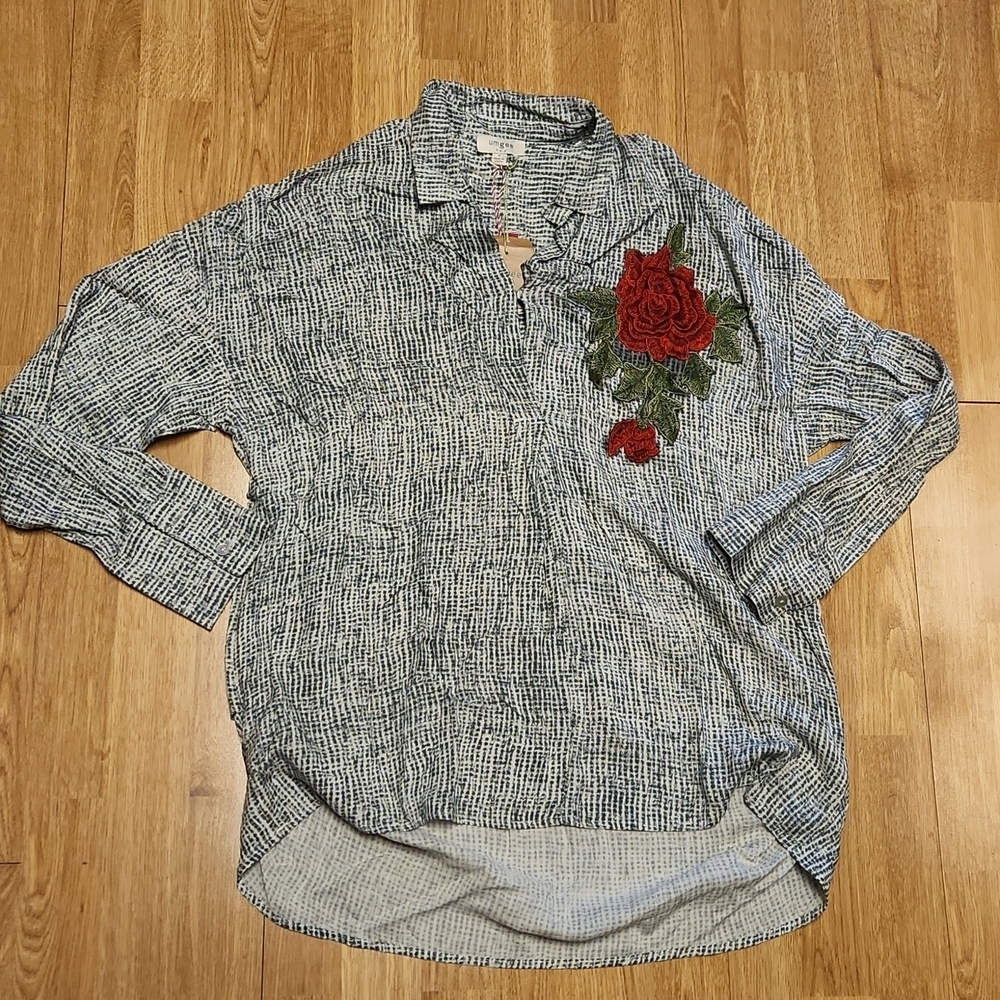 NWT Umgee embroidered rose applique pullover tunic. Sz small